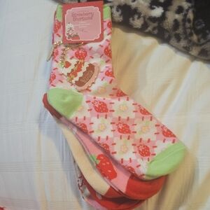 Strawberry Shortcake 5 Pair Crew Socks Pack includes Keychain